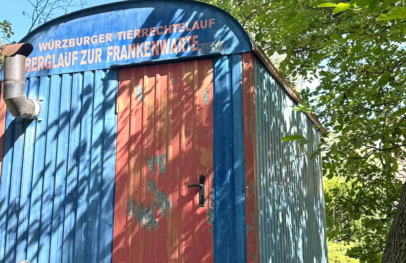 Der Bauwagen im Garten des Coaching Café im Grünen