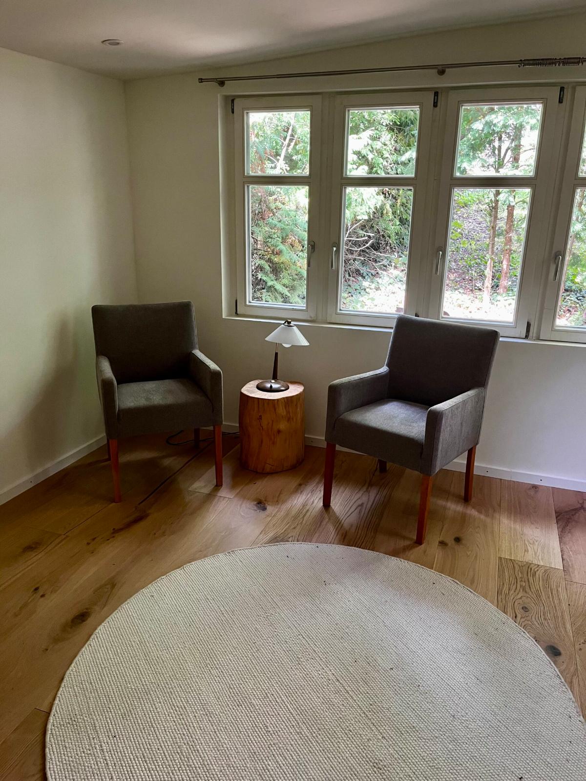 Der Coachingraum mit Blick in den Garten